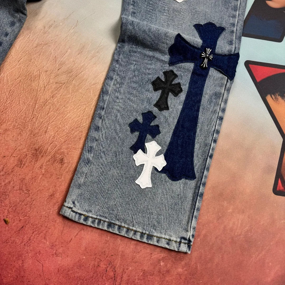 🅿️320 🔘Model No.-KL107 🔘Cro Hearts𝐂𝐡𝐫𝐨𝐦𝐞 𝐇𝐞𝐚𝐫𝐭 SexRecords Series Metallic Cross Matty Limited First Generation Cow King Jeans* This is a Chrome Hearts Croxin's limited edition jeans, the first generation of Croxin's Cow King, are unanimously recognized by the industry as the "Cow King" of jeans. It is highly recognizable and uses silver ornaments and leather design, which is unique on the market. Silver jewelry and patchwork leather complement each other, giving the pants a fashionable and high-end texture. This style of jeans is suitable for matching with all kinds of tops. It not only creates an eye-catching effect visually, but also has an excellent touch. It is the best choice for creating a cool and handsome outfit, and can easily help the wearer create an outstanding temperament.  Size: S M L XL XXL (28.30.32.34.36) Color: Blue